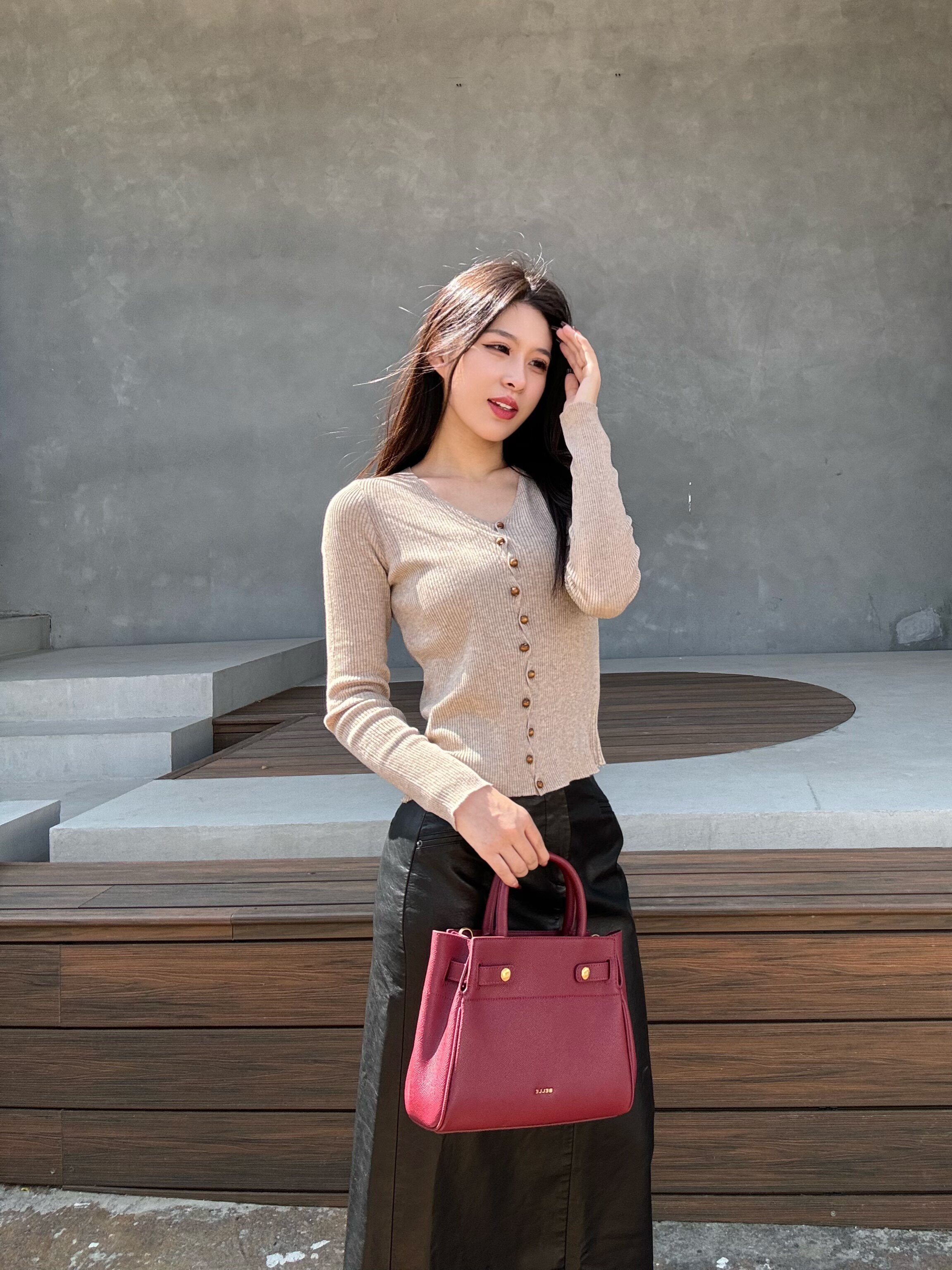 百丽红色新娘婚包 大容量设计装下红包手机 手提斜挎两用更实用