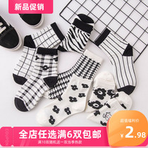 Black and white street trend houndstooth socks womens cotton tube socks Korean sports style wild spring and summer striped stockings