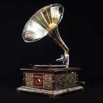 The golden trumpet hand gramophone vinyl recorder 78 in the fresh Indian base is used normally