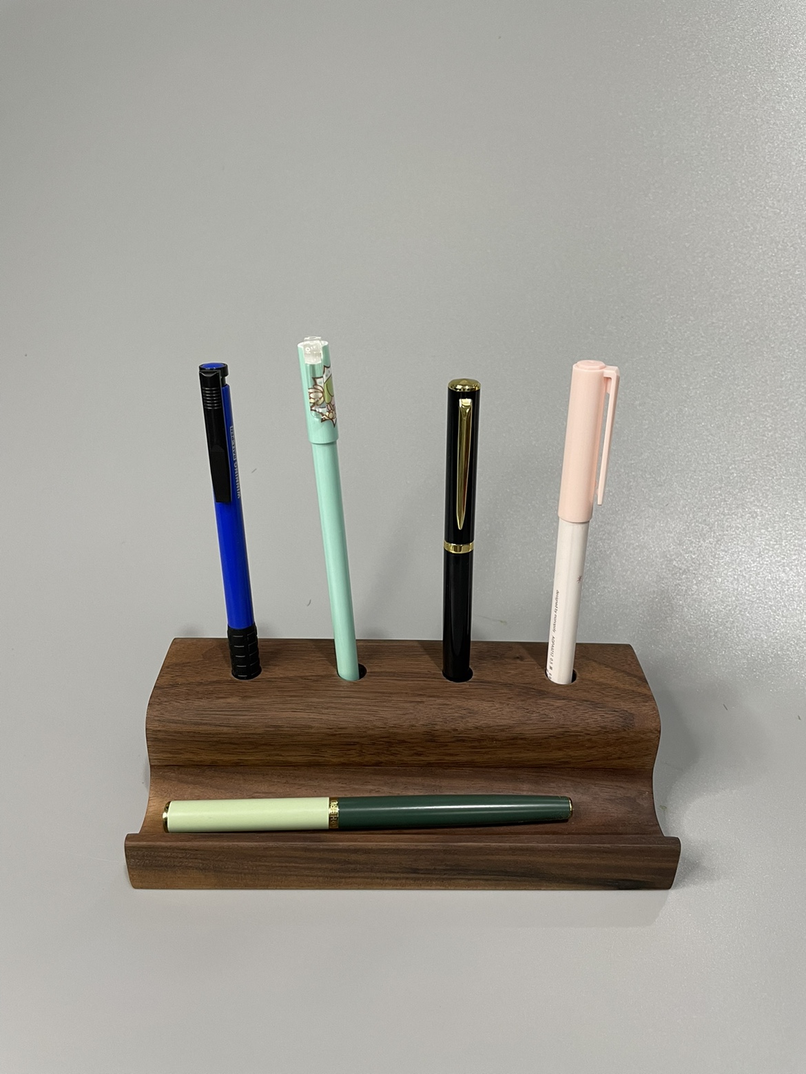 Solid wood pen holder Pen Desk Hu Peach Wooden Pen Holder Pen Holder Pen Desk Student Office Base Creative containing exhibition shelf