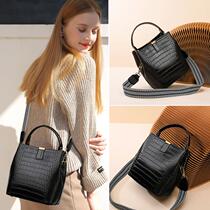 European station genuine leather handbag woman 2022 new 100 lap casual bucket bag wide shoulder strap fashion single shoulder inclined satchel bag