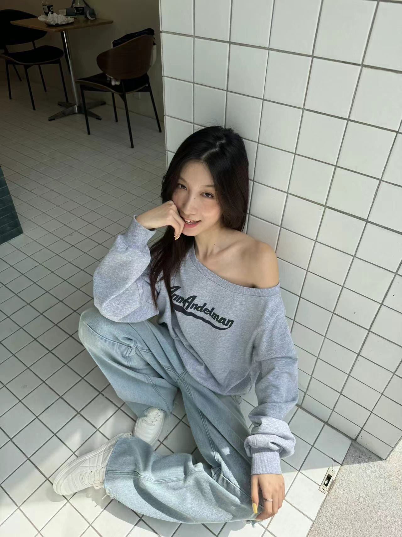 王玉文同款ANN ANDELMAN露肩卫衣 发泡印花斜领单肩小露香肩