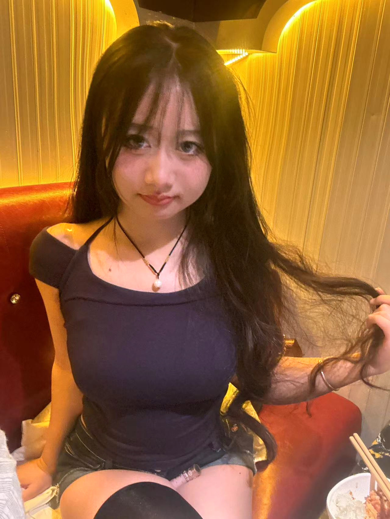 玖绪夏季辣妹挂脖T恤 一字肩露肩设计小露性感 短款紧身勾勒腰线 纯欲风满满