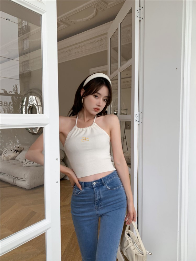 禾莎时尚辣妹挂脖吊带背心 修身显瘦短款设计 外穿内搭都高级 别致百搭