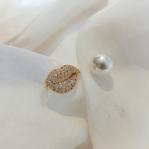 ins tide personality lip brooch female high-grade luxury pin buckle cardigan all-proof light buckle cute Japanese