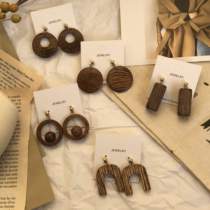 Retro literary independent niche design ins Tianfeng beautiful log pattern natural wood earrings earrings earrings