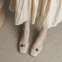 Hong Kong spring and summer New thick heel single shoes women 2021 medium heel vintage Joker milk shoes British soft leather large size womens shoes