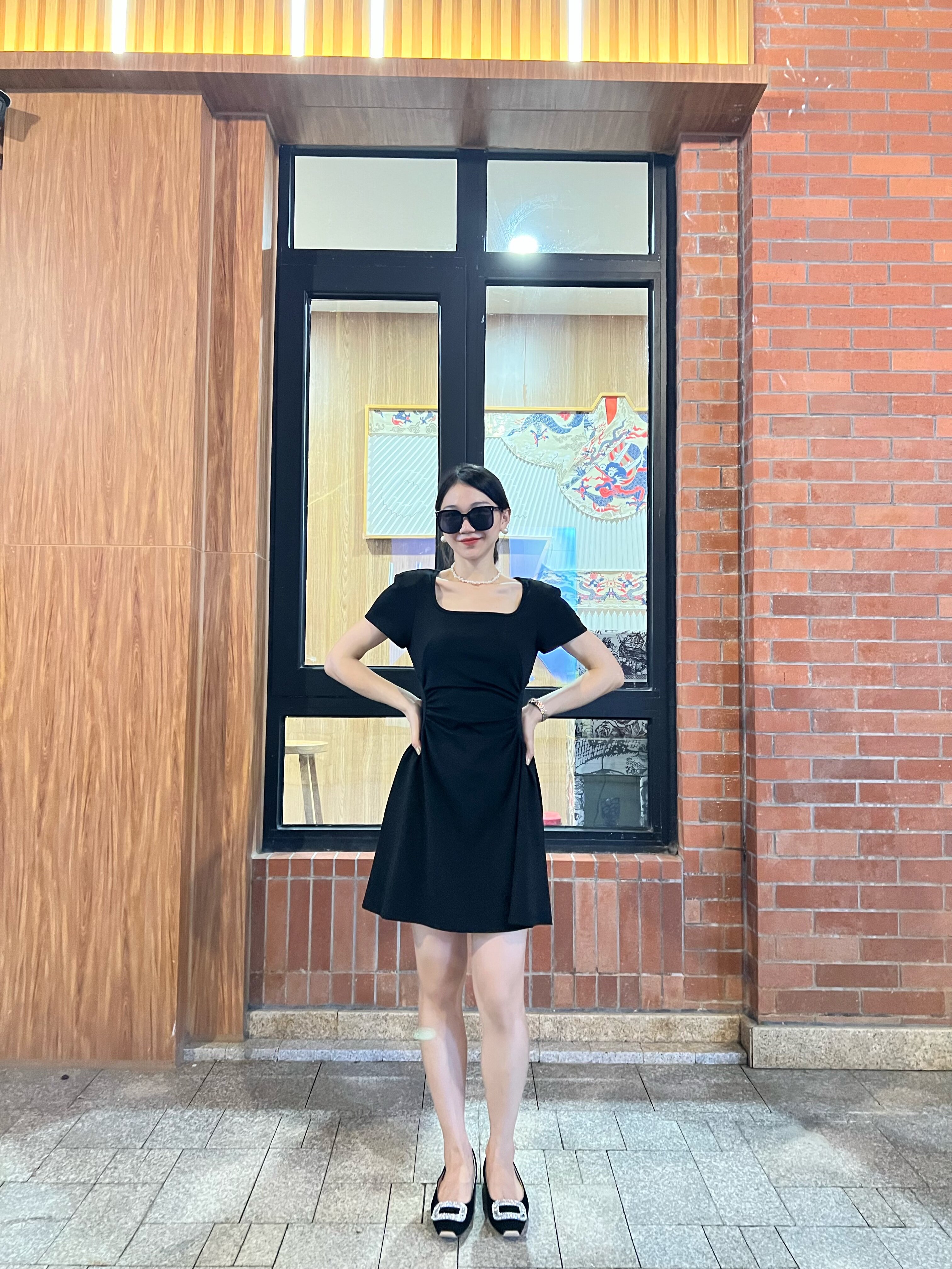 「倾城之恋」Nine West/玖熙方扣单鞋：法式平底鞋的水钻优雅美学