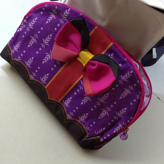 A simple and easy-to-make makeup bag for a butterfly knot