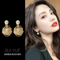 Summer hollow earrings female ball 2020 New Tide Pearl Net red summer Joker earrings ear clip without ear hole short