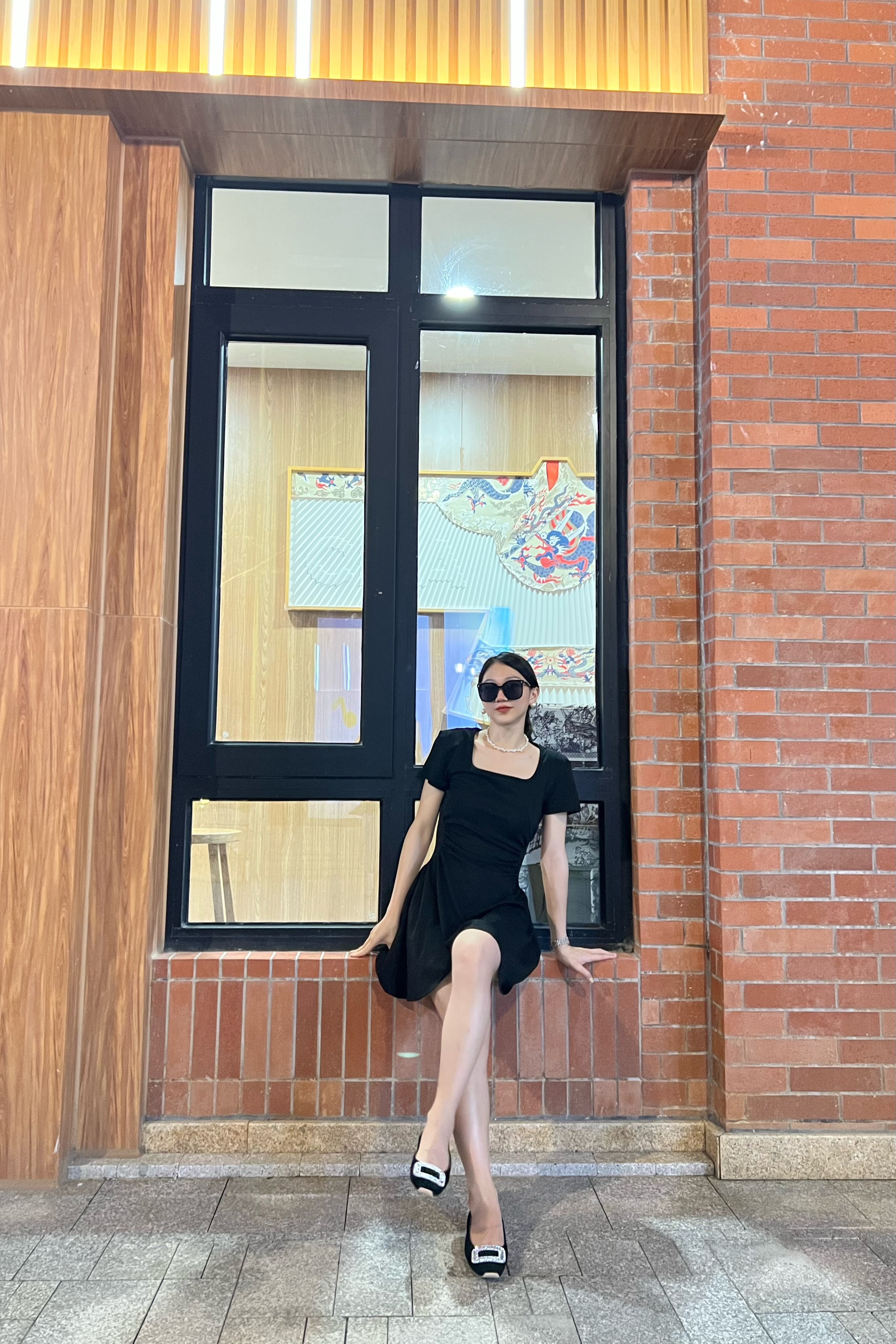 「倾城之恋」Nine West/玖熙方扣单鞋：法式平底鞋的水钻优雅美学