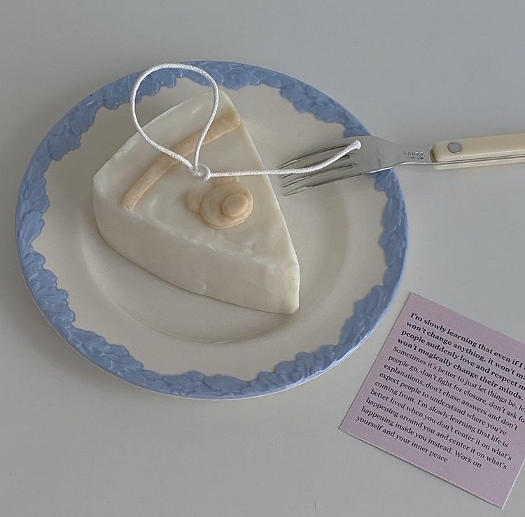 Cute little bear relief pattern sliced cake scented lavender candle accompanied by handmade diy silicone mold material