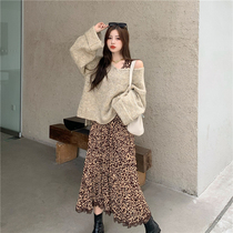 2022 female Korean version of autumn and winter coarse wool line thickened Lazy V Collar Loose sweater Blossom Lace lace with dress Long dress