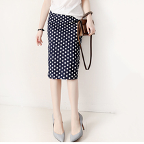 Japanese womens clothing is full of curved lines and beautiful waves.