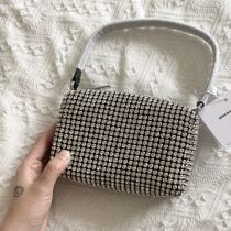 The big king drill bag Yang power the same hand to take the bag really good items and the small red book trend blogger hands one