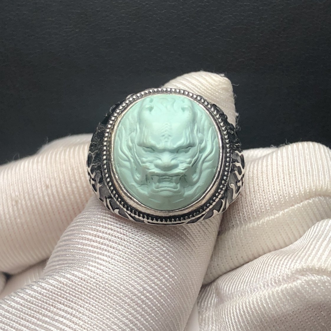 Boutique high porcelain green pine stone tap ring