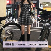 Dongri is a curly temperament square collar check dress 2021 new Summer Hepburn wind waist thin a-line skirt