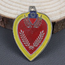 Red Collection Medal Military Merit medal Bronze commemorative medal Chest medal Badge Medal of Honor Retro heart-shaped medal
