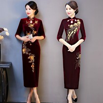 Golden velvet cheongsam Senior cheongsam Wedding mother dress Golden beaded long sleeve long cheongsam wedding catwalk