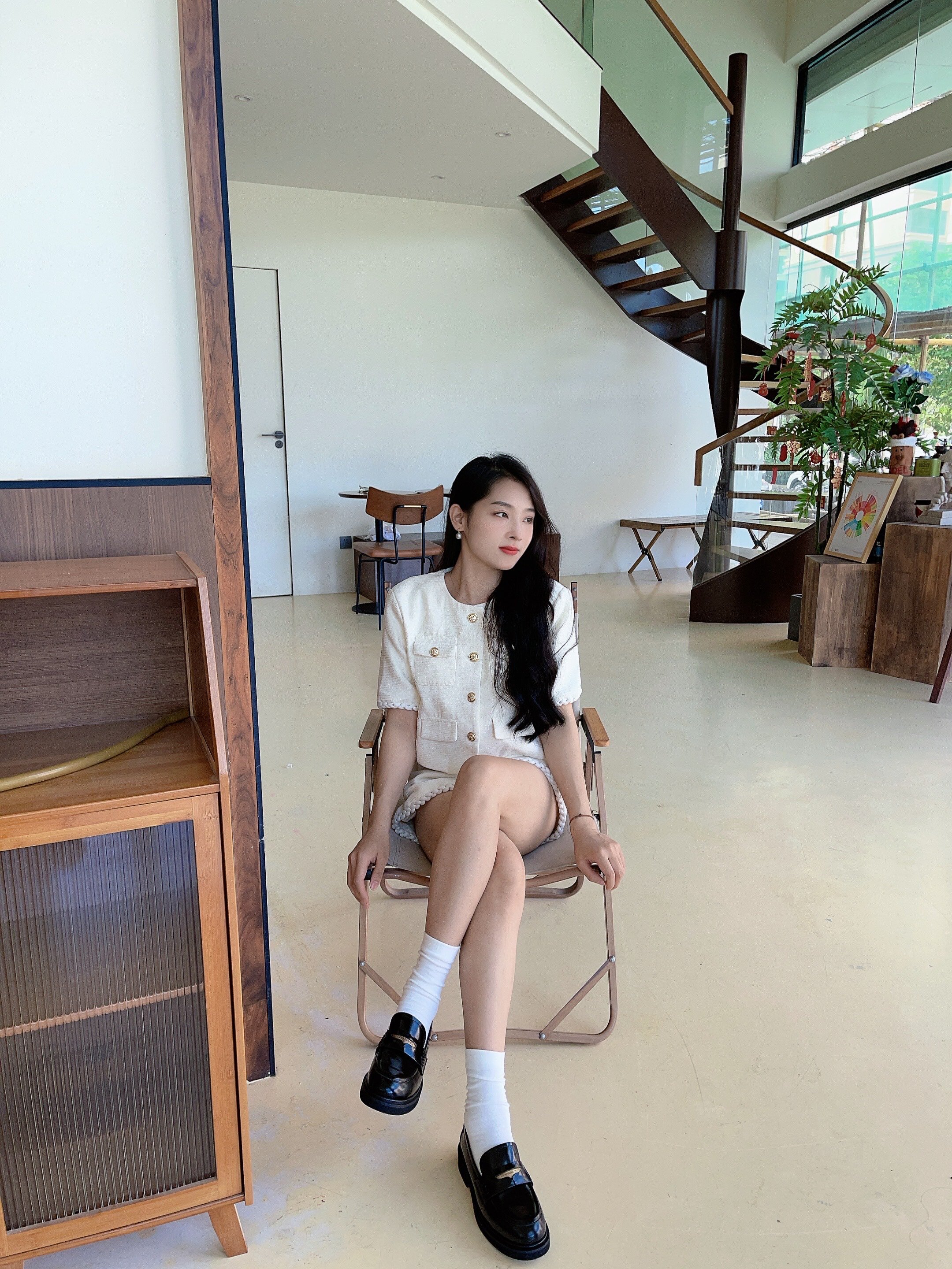 宋佳同款百丽海鸥乐福鞋2.0：厚底真皮的英伦飒爽美学