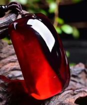 1 Yuan auction is coming to an end @ Polo Sea Blood Perks Ping An without sign pendant blood Posses wax pendant sweater chain