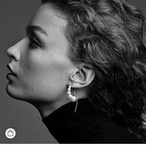 Left ear) 2019 New Tide Net Red Ken bean with earrings gradient pearl earrings design INS C- shaped earrings