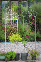 Outdoor courtyard European-style wrought iron old grid flower insert living room plant clematis green dill bracket flower rack climbing pergola