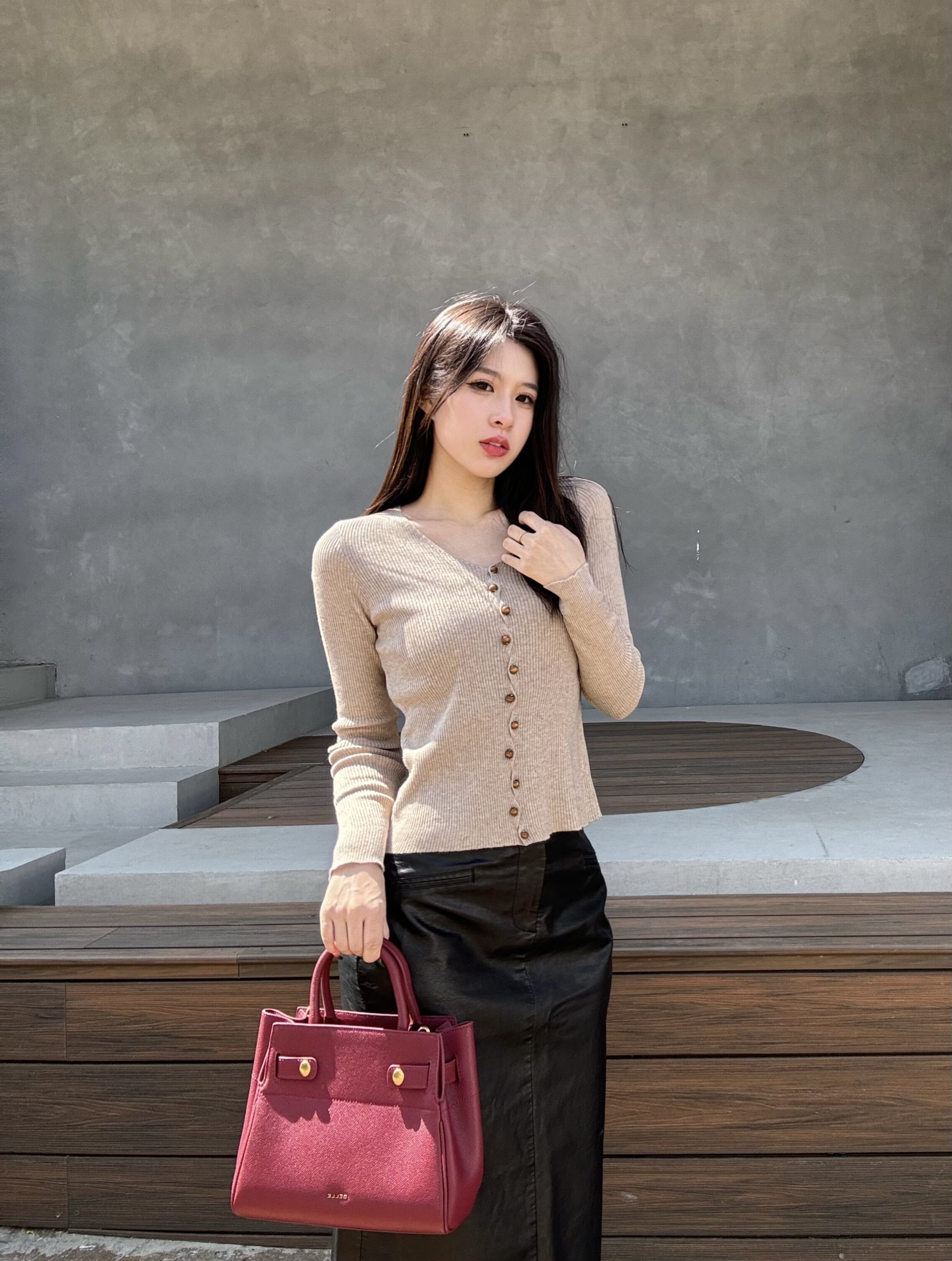 百丽红色新娘婚包 大容量设计装下红包手机 手提斜挎两用更实用