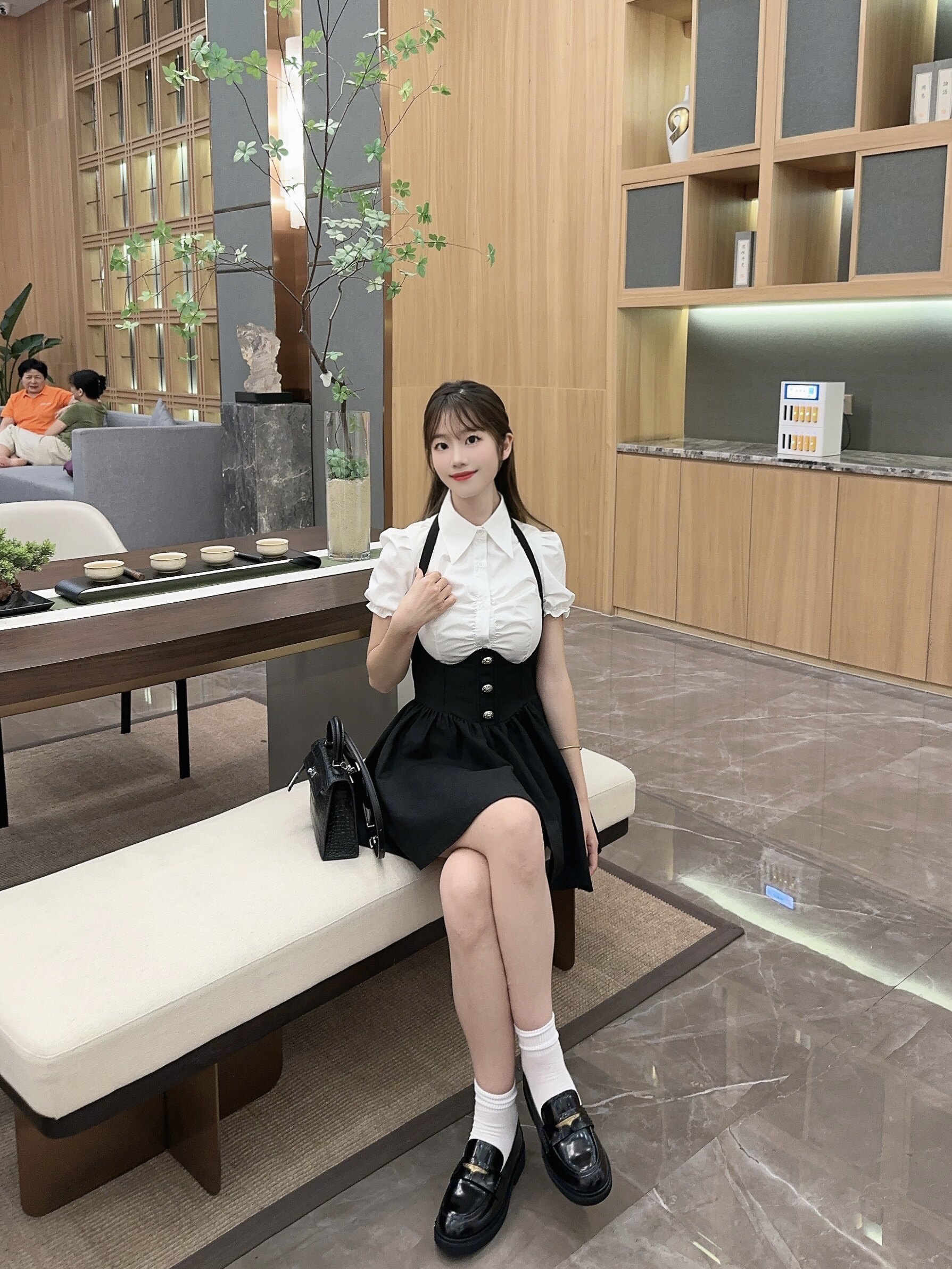 宋佳同款百丽海鸥乐福鞋2.0：厚底真皮的英伦飒爽美学