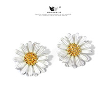 Mini Daisy brooch female simple anti-light cardigan Pin Pin Pin Pin buckle shirt matching accessories