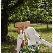 Exterior Street shooting ins Sen wedding photo studio tour English hand holding card wedding photography photo hand holding board props