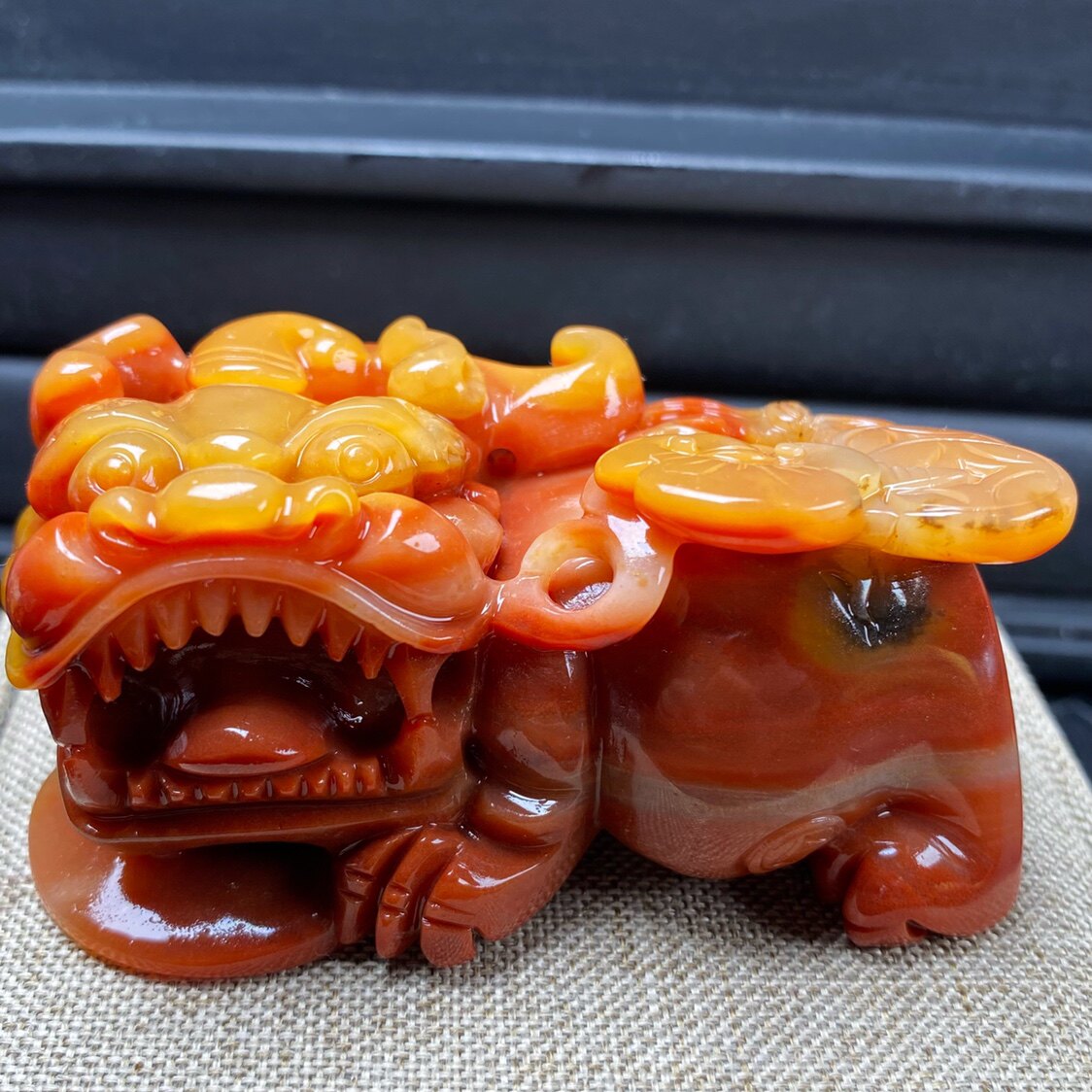 Natural Yunnan Huanglong jade overlord brave hand play dragon ling material yin and yang eyes yellow robe plus body jade decoration