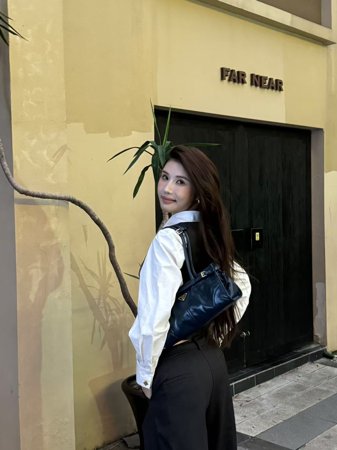 Prada Bonnie中号牛皮手袋 几何廓形融合复古与现代 柔软皮革配经典珐琅三角徽标
