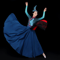 Mongolian dance plays out to serve as an adult female minority arts and crafts practice conqueror to perform half-body-swing dress Tibetan
