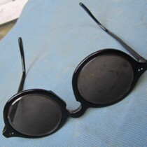 Old natural crystal mirrors and antique glasses are rarer than darker crystals. Lenses made from them are more precious and therefore the price increases.