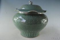 Yuanlongquan celadon cloud phoenix pattern cover jar