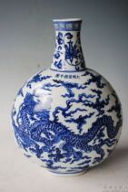 Ming Xuande blue and white cloud dragon pattern flat bottle