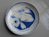 Hand-drawn green fish striped old plate with more ceramic plate to watch the old porcelain piece package fidelity