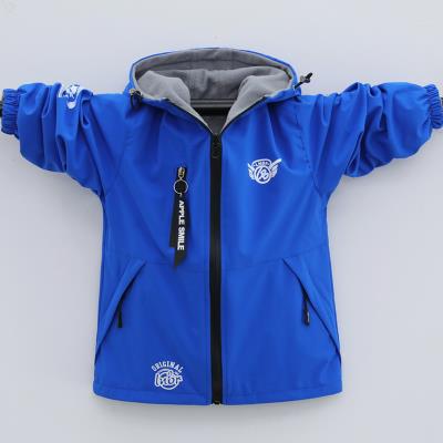 The boy wears a coat on both sides and a velvet. The year coat of the year of the year. The children's autumn and winter children's fashion brand slim youth