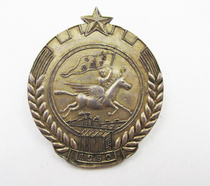 云南昆明1950年为工农兵服务银章纪念章~信江收藏精品徽章系列