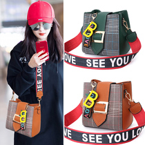 Womens 2021 New Tide Korean fashion shoulder bag Joker ladies shoulder bag wide shoulder strap bucket bag summer