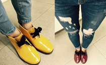 Good-looking rubber shoelaces ankle rain boots super light bottom convenient and practical handsome women with 2 colors into the short tube