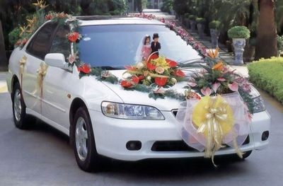 A pair of props car decoration dolls wedding car supplies wedding couples house wedding communi wedding arrangement wedding ceremony