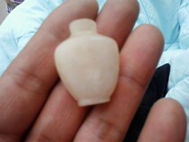 A little white jade bottle for a single one.