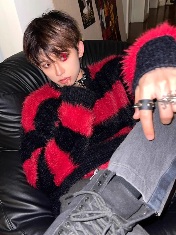 Red and Black Striped Contrasting Seahorse Fur Sweater for Men, Lazy Style, High-End Knitted Sweater, Winter Imitation Mink Fur Couple's Coat Red and Black Striped Contrasting Seahorse Fur Sweater for Men, Lazy Style, High-End Knitted Sweater, Winter Imitation Mink Fur Couple's Coat