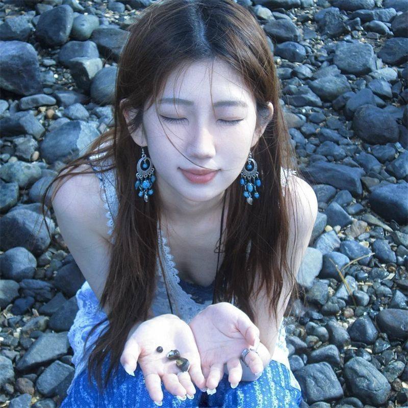 ボヘミアンスタイルのブルーイヤリング、個性的なデザイン、バケーション気分を演出する、顔痩せ効果のある中空メタルビーズタッセルイヤリング