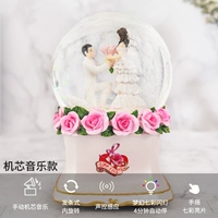 Жених и невеста по цветочной моторной музыкальной музыкальной музыке [музыка