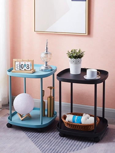 Несколько гостиных маленьких квартир Мобильные кофейные столики на северном диване - это простое и креативное железо.