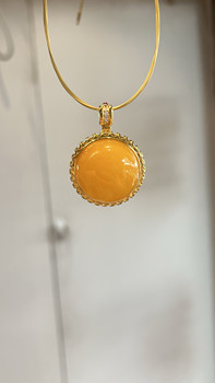 Natural beeswax round pendant 925 silver inlaid with chicken fat yellow beeswax round pendant necklace versatile gift for girlfriend