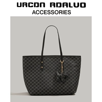 Черная коллекция и доставка подарочной сумки в торговом центре